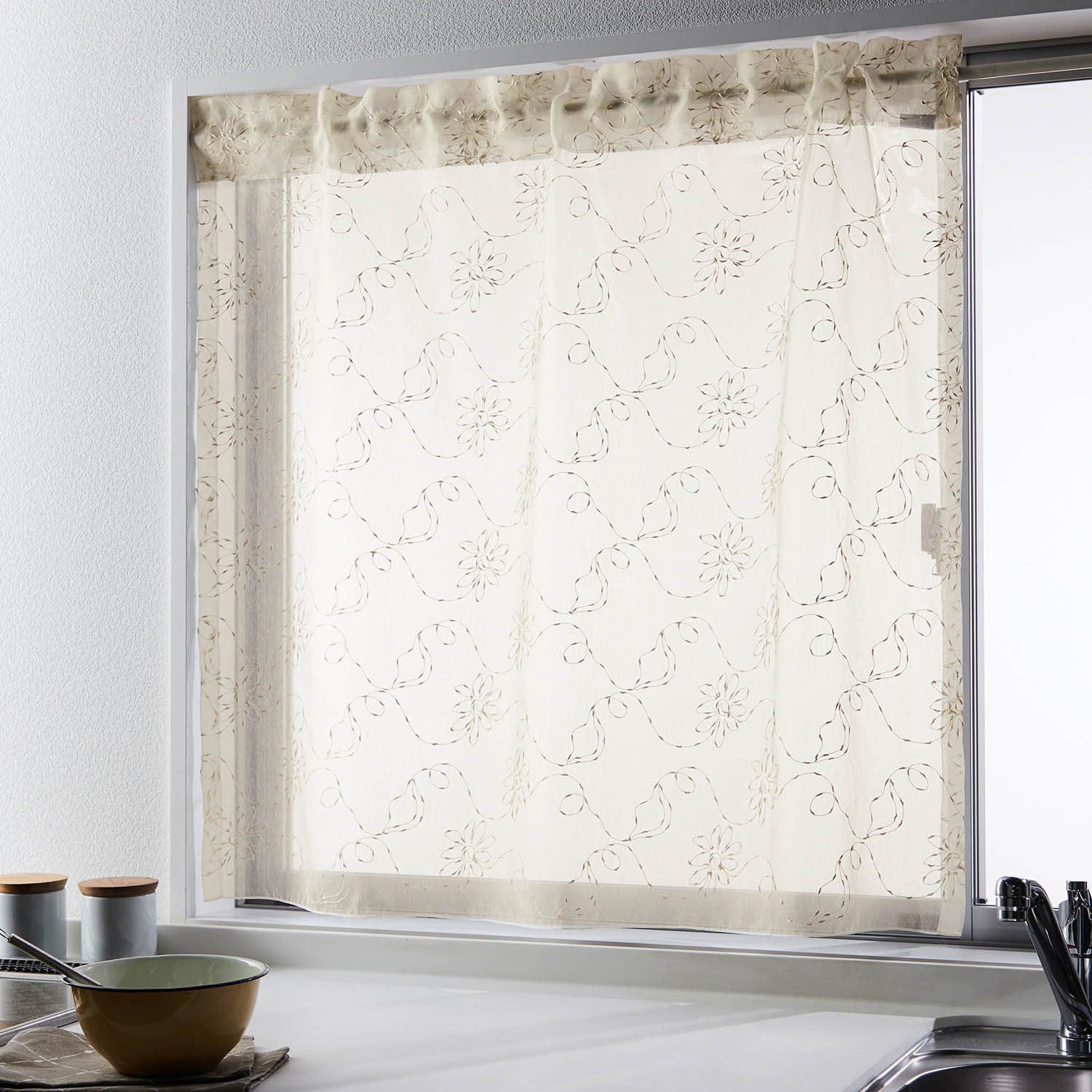 【ベルメゾン】トルコ刺繍のカフェカーテン"ガーベラデイジー