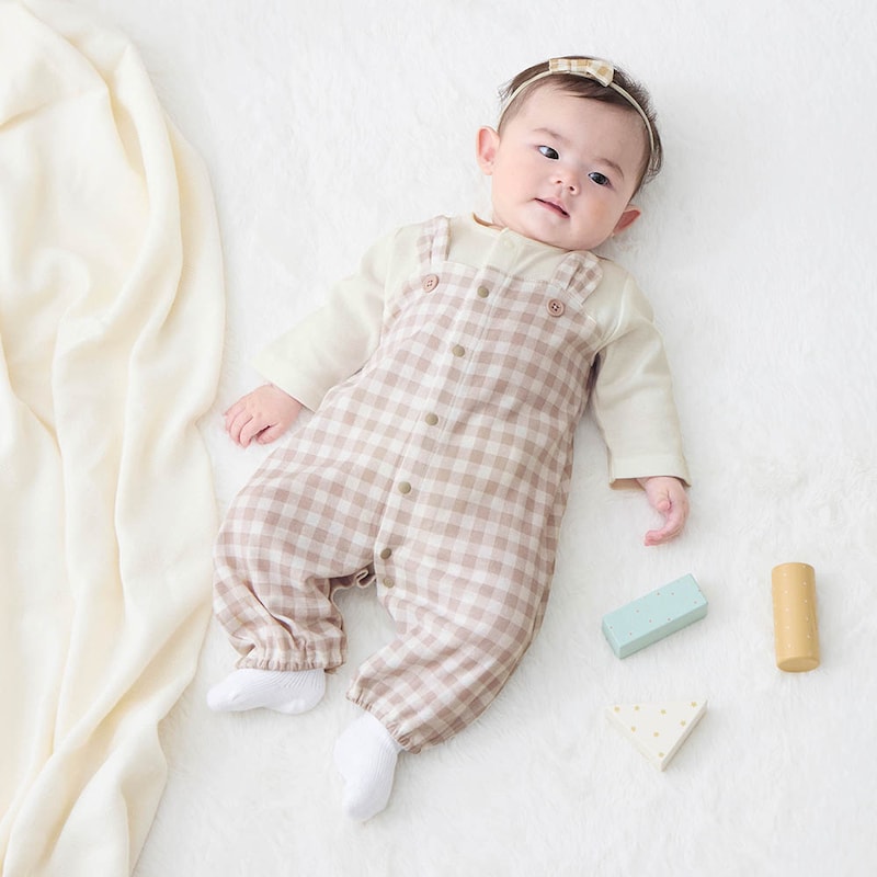 うさぎ（グレージュ系）／モデル身長63.5㎝・50～60サイズ着用・体重6.4㎏