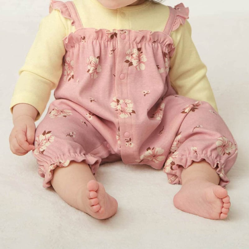 アイボリー×ピンク花柄／モデル身長74cm・70サイズ着用・体重10.1kg