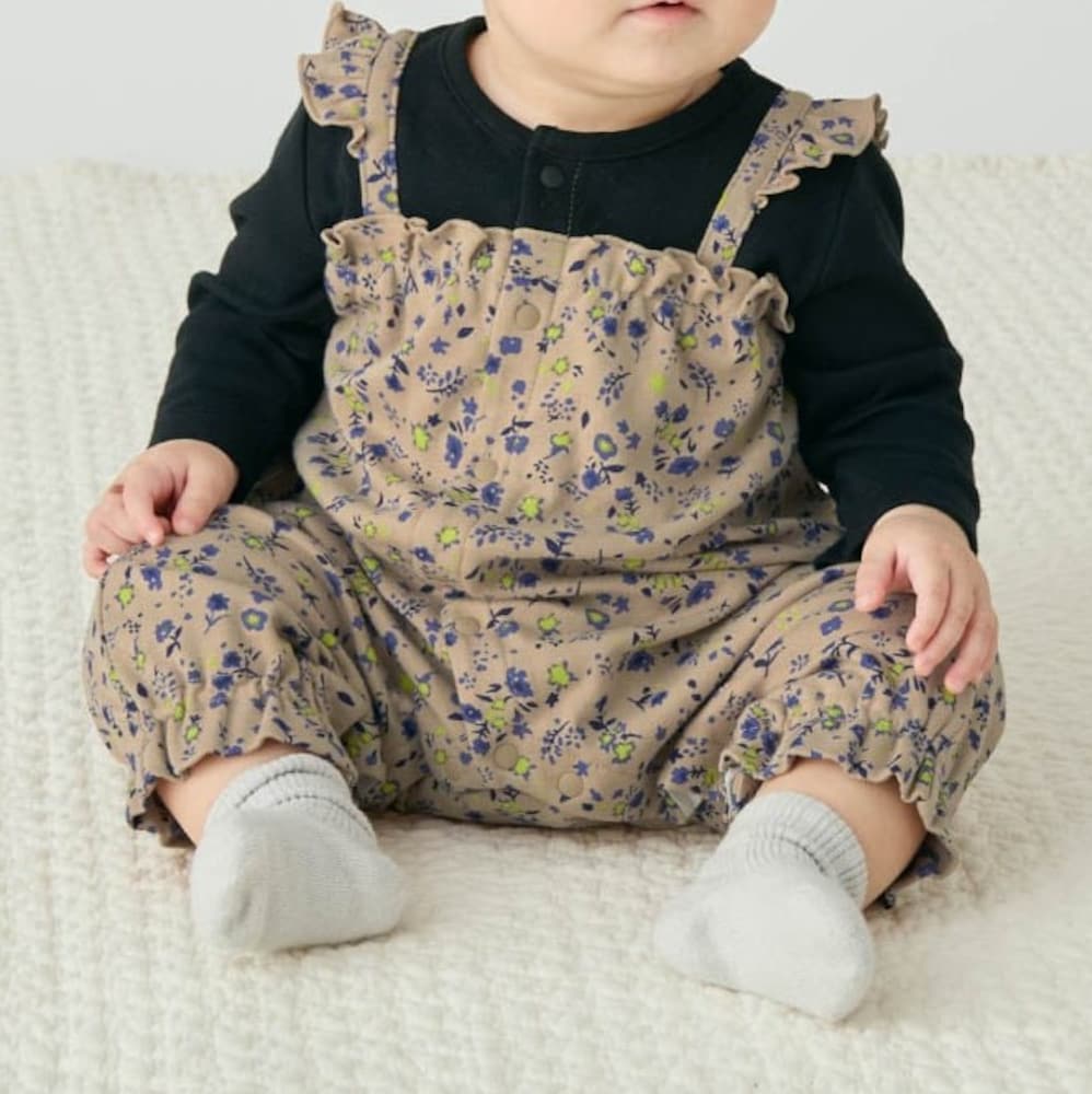 ブラック×ベージュ小花柄／モデル身長70cm・70サイズ着用・体重8.8kg