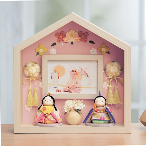 【ベルメゾン】写真も飾れるおうち型お雛飾り