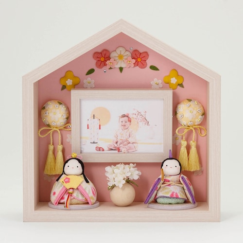 写真も飾れるおうち型お雛飾り