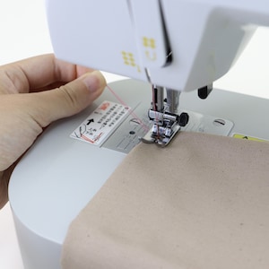※コントローラー式電動ミシンは糸が針穴から抜けたり絡まり防止のため、糸を持って縫い始めてください。