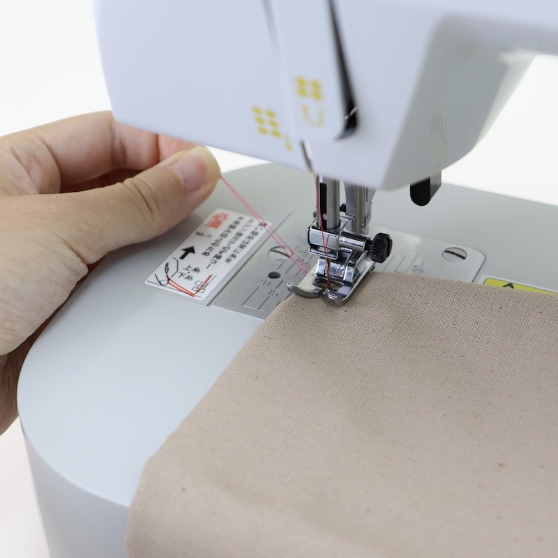 ※コントローラー式電動ミシンは糸が針穴から抜けたり絡まり防止のため、糸を持って縫い始めてください。