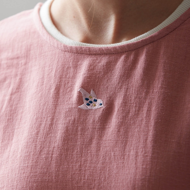 襟には可愛い小鳥の刺繍を