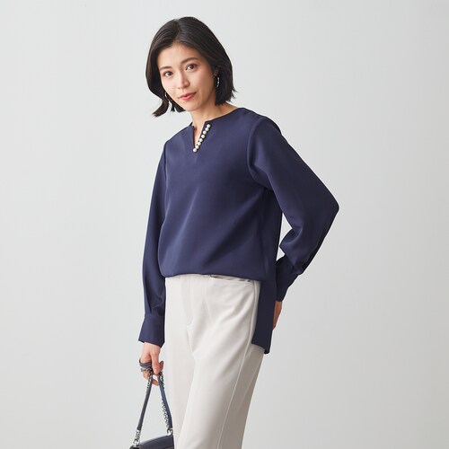 ストレッチダブルクロスキーネックブラウス