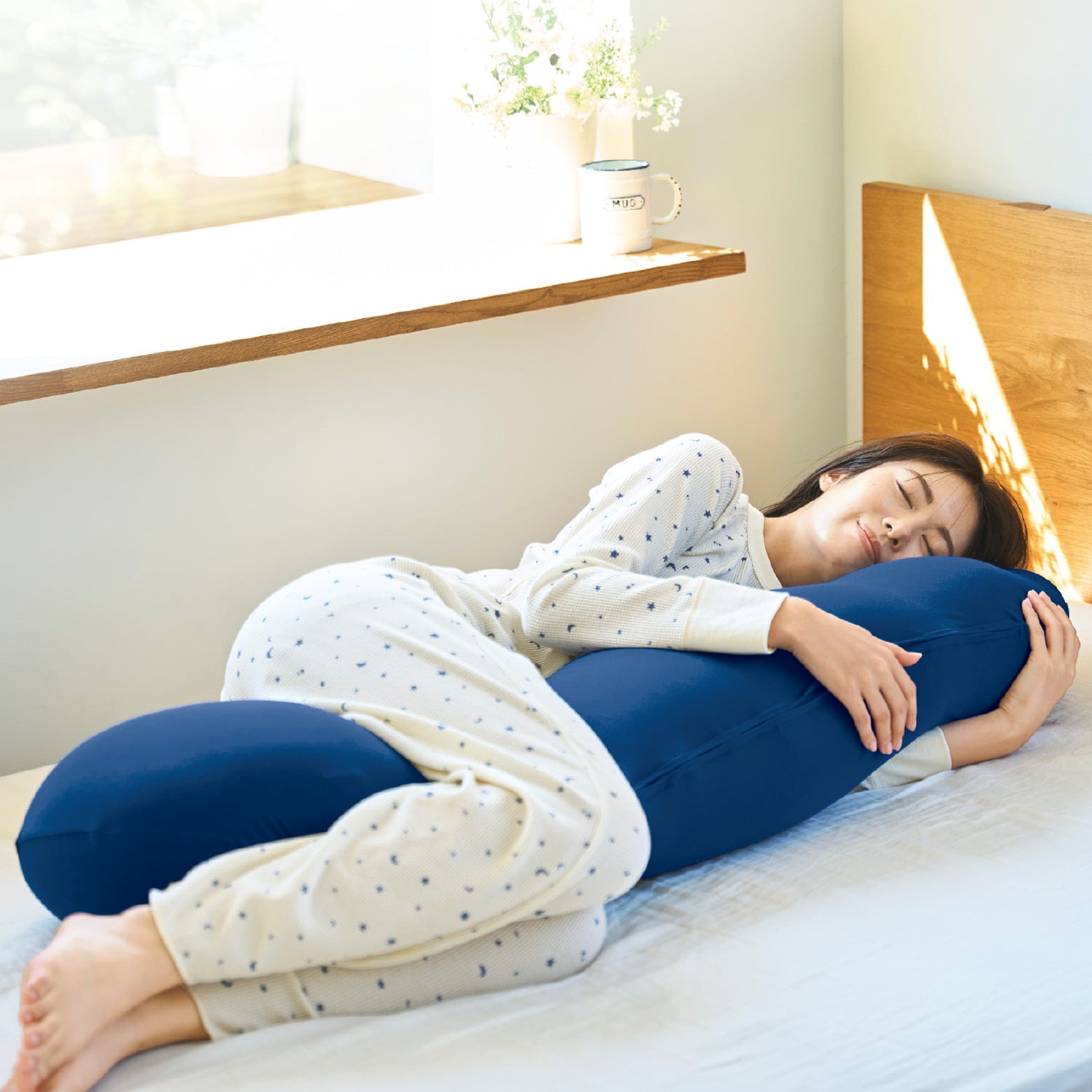 肩まで届く大型の低反発枕 - 枕