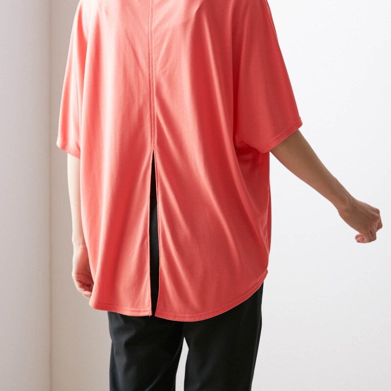バックに入った深いスリットがアクセントに