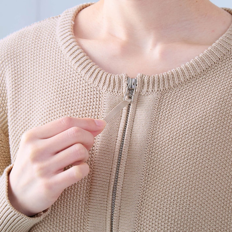 ファスナーの持ち手は掴みやすいグログランテープ仕様