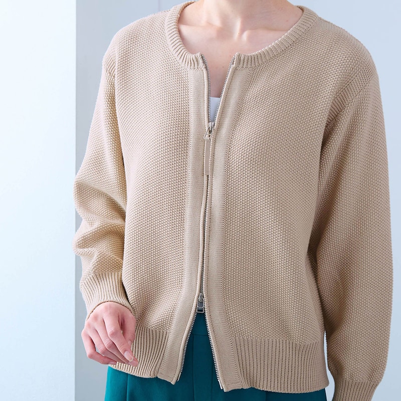 着こなしの幅が広がるW開きファスナーデザイン