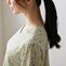 肩にダーツを入れ、女性らしく