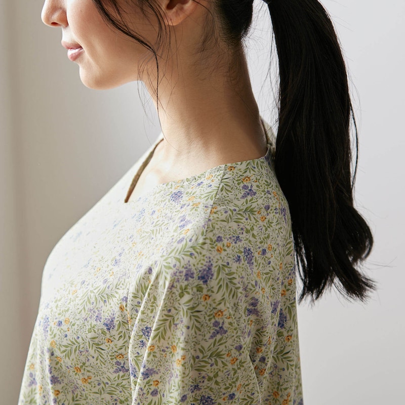 肩にダーツを入れ、女性らしく