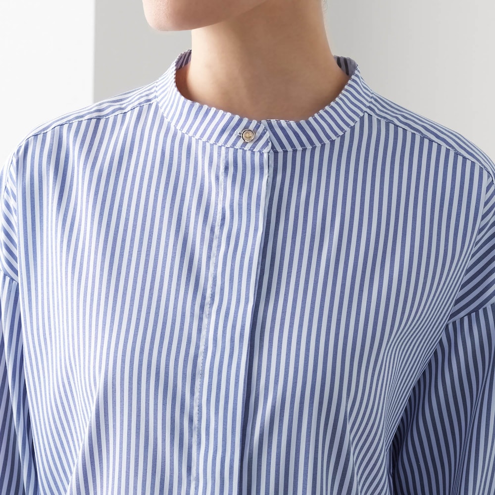 バンドカラー＆ゴールド調ボタンで華やかに
