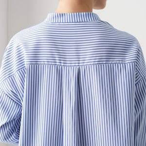ヨーク下はタック入りで後ろ姿を立体的に