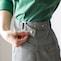 両サイドのウエストタブはスナップボタンでサイズ調節可
