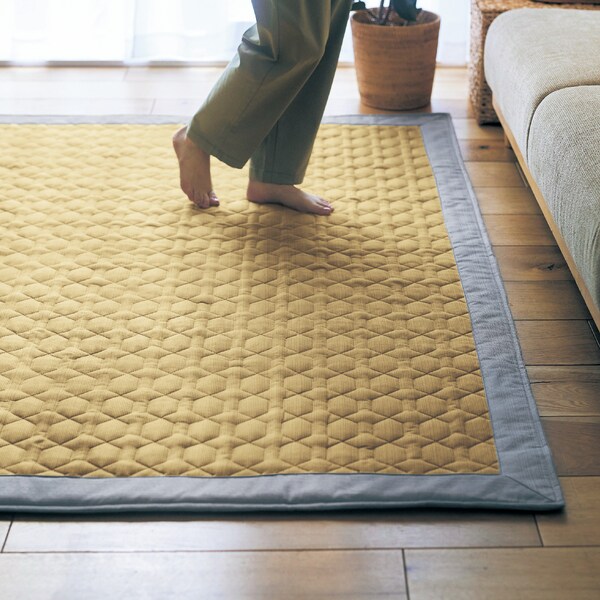 【ベルメゾン】さらっと素材の額縁デザインキルトラグ