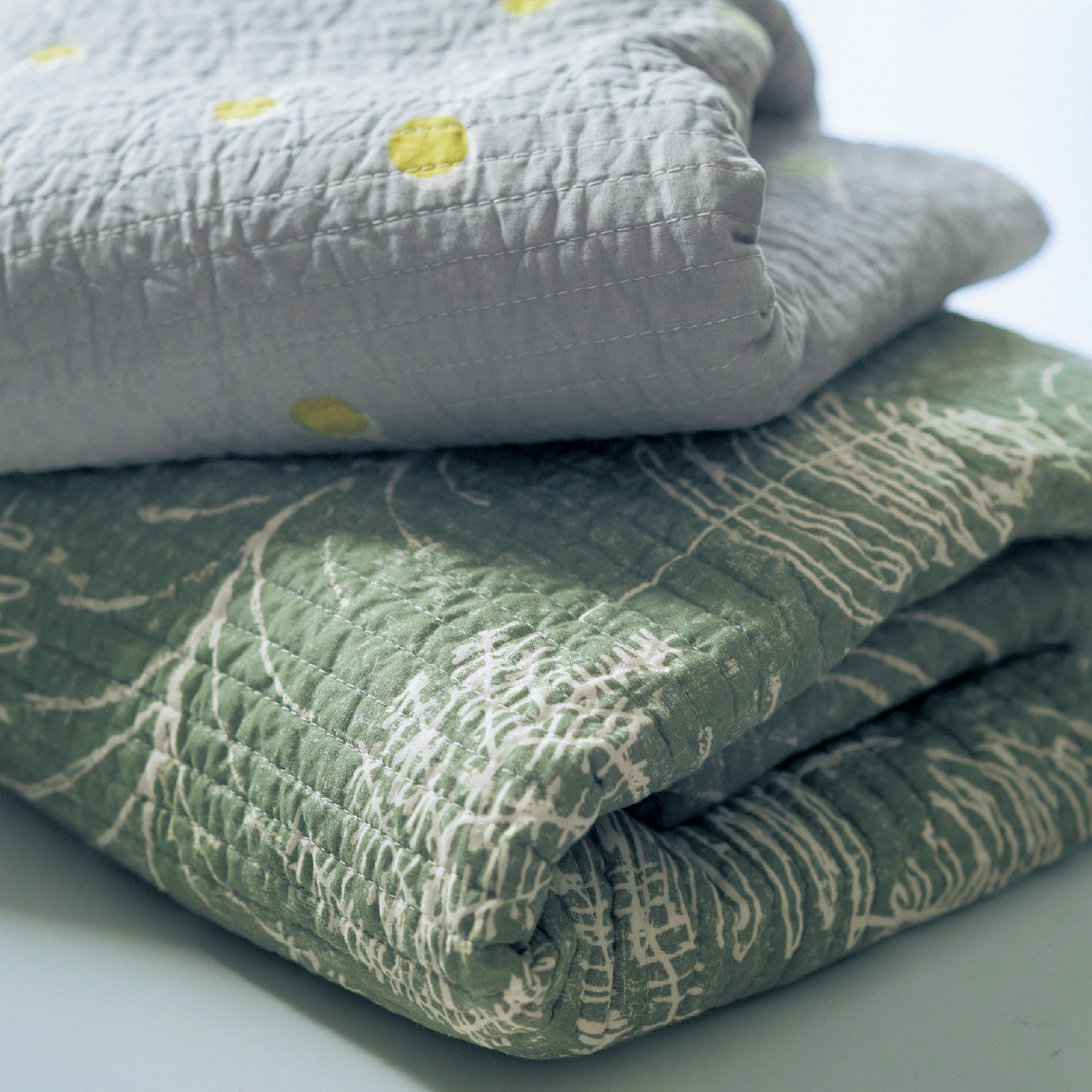 洗いをかけた綿素材の北欧調イブル・リバーシブルキルトラグ 洗いをかけた綿素材の北欧調イブル・リバーシブルキルトラグ