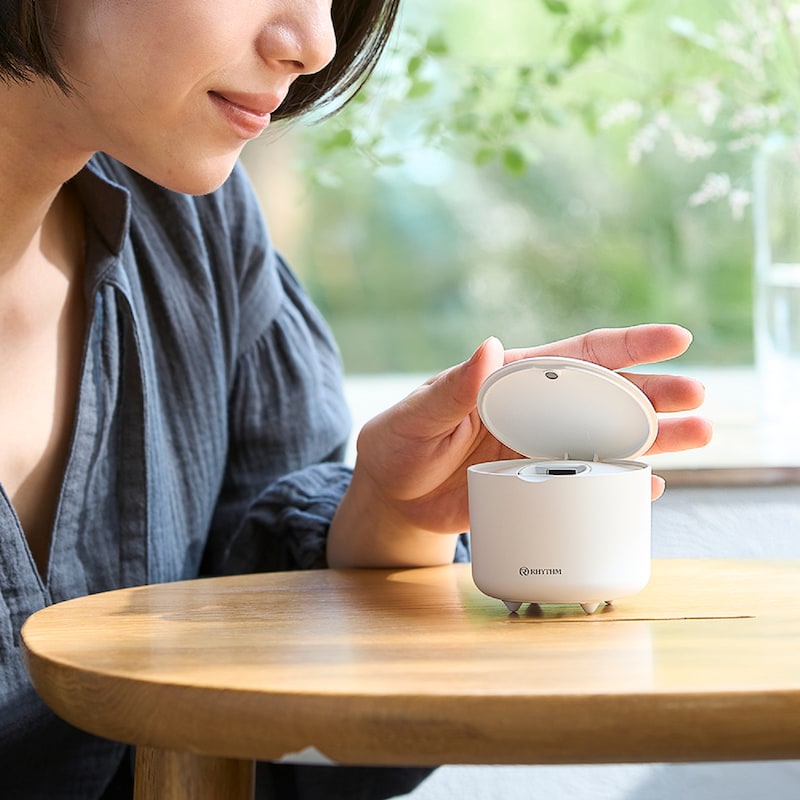 フタを開けるだけで自動で電源が入り、止めたいときはフタを閉めるだけ。ファン式だから火も水も使わない
