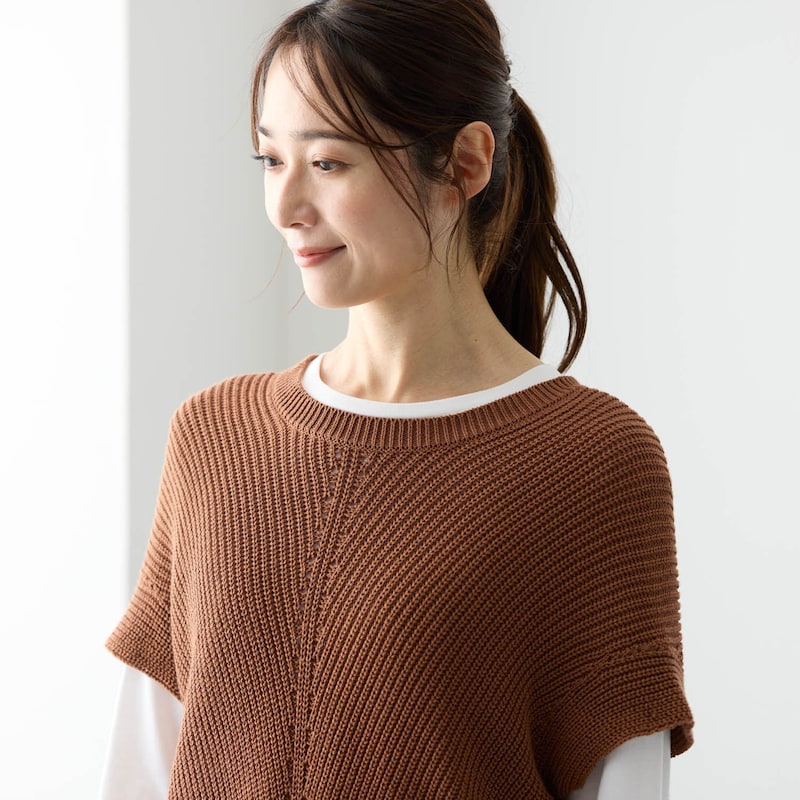 立体感のある編み柄で、縦ラインを強調