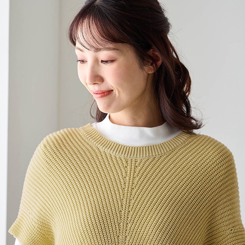 立体感のある編み柄で、縦ラインを強調