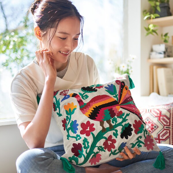 【ベルメゾン】【在庫限りのお買得】 グアテマラの鳥の刺繍を再現したクッションカバー