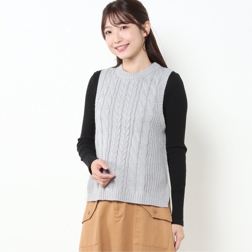 ケーブル編みニットベスト