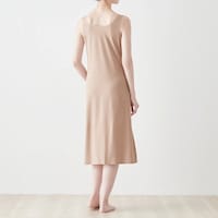 モデル身長166cm／M ※写真は撮影用のため総丈+5cmになります。