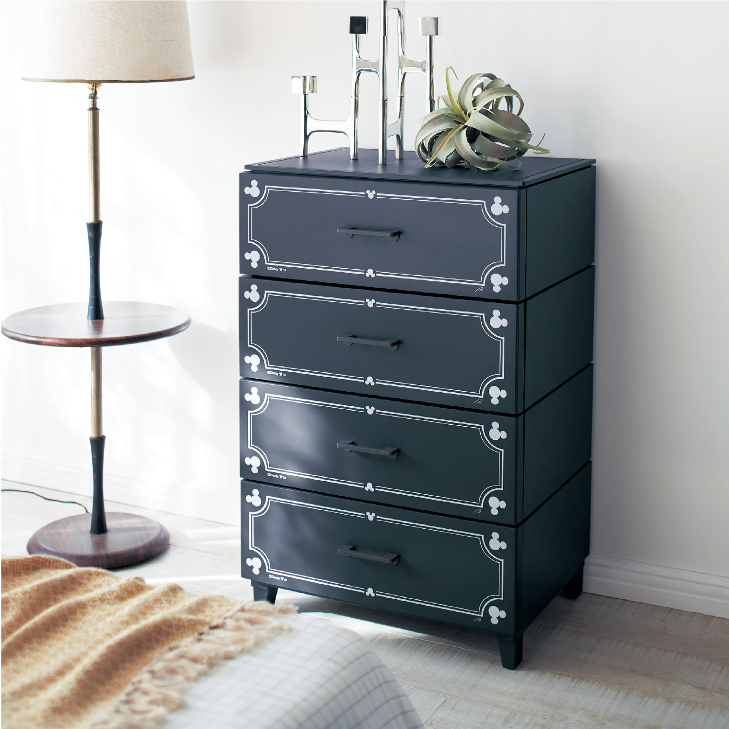 【ディズニー/Disney】マットな質感の脚付きチェスト「ミッキーモチーフ」 【ディズニー/Disney】マットな質感の脚付きチェスト「ミッキーモチーフ」