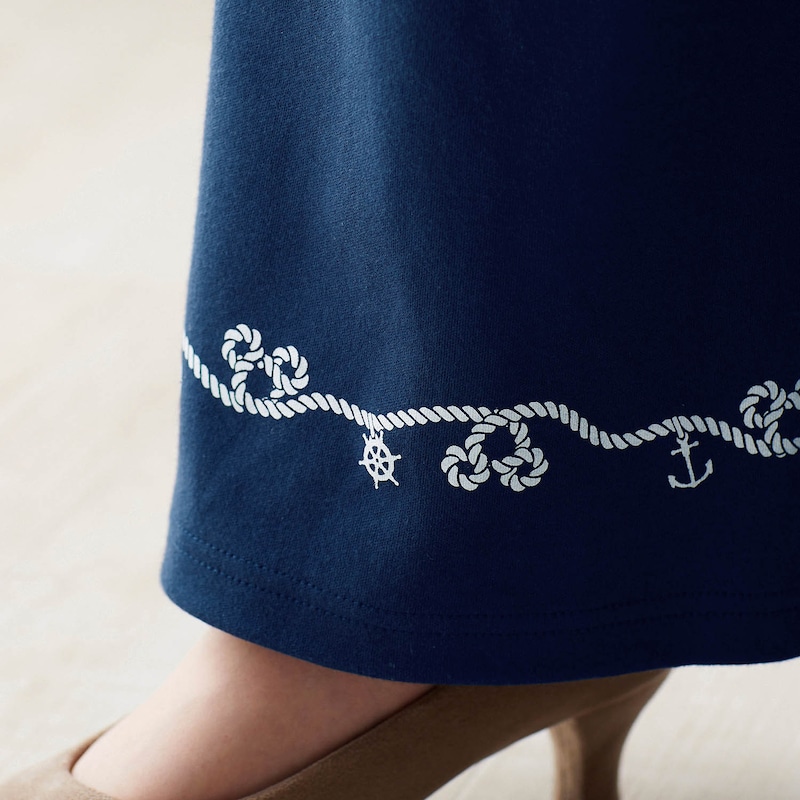 裾のミッキー＆ロープモチーフ刺繍がマリンな趣