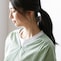 前振りの肩線やギャザー使いで女性らしさをプラス
