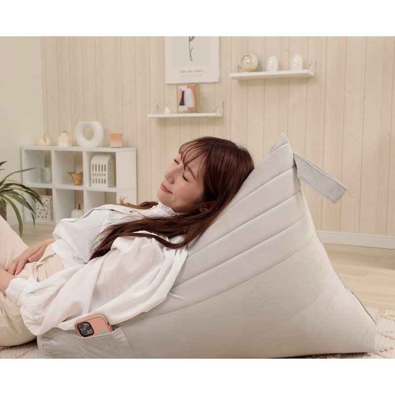 床に座って背もたれのように使うのも◎/グレー