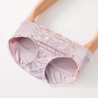 伸びのよいなめらかな素材でやさしくフィット