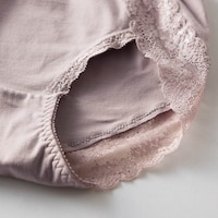 脚口のレース使いでくい込み、ヒップの段差を防止