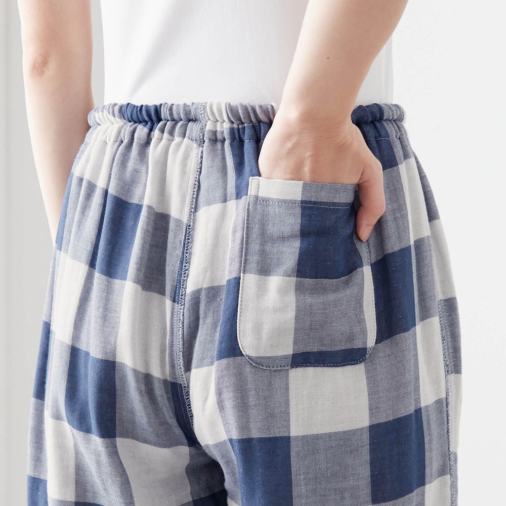 パンツの後ろには便利なポケット付き