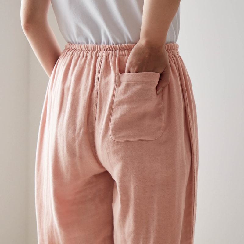 パンツの後ろには便利なポケット付き