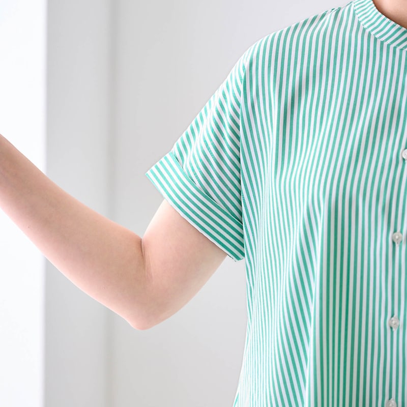 袖口は折り返し仕様で、アクセントかつ二の腕をカバー