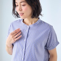 きれいめにもカジュアルにも着こなせるスタンドネックシャツ
