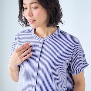 きれいめにもカジュアルにも着こなせるスタンドネックシャツ
