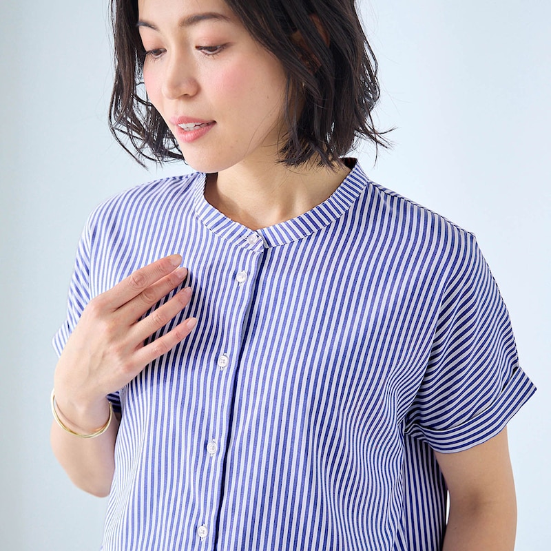 きれいめにもカジュアルにも着こなせるスタンドネックシャツ