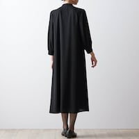 法事や葬儀でも着られるように、バックスタイルはシンプルに
