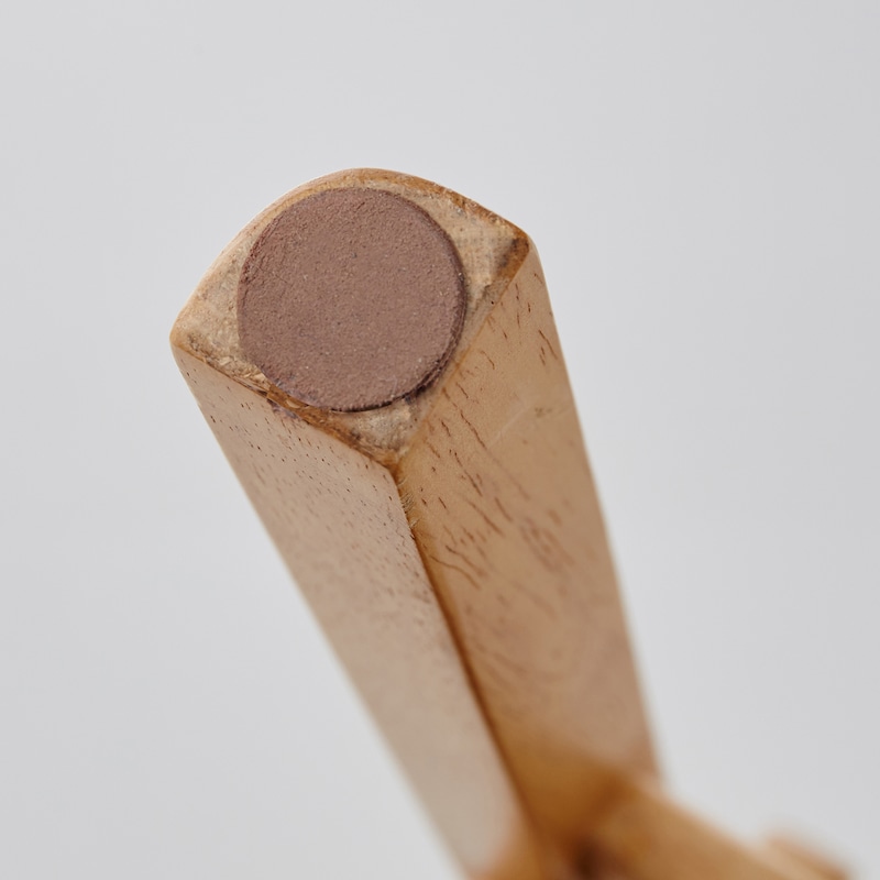 脚裏にはキズ防止用のフェルト付き