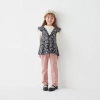 ブラック花柄／モデル身長114cm・110サイズ着用