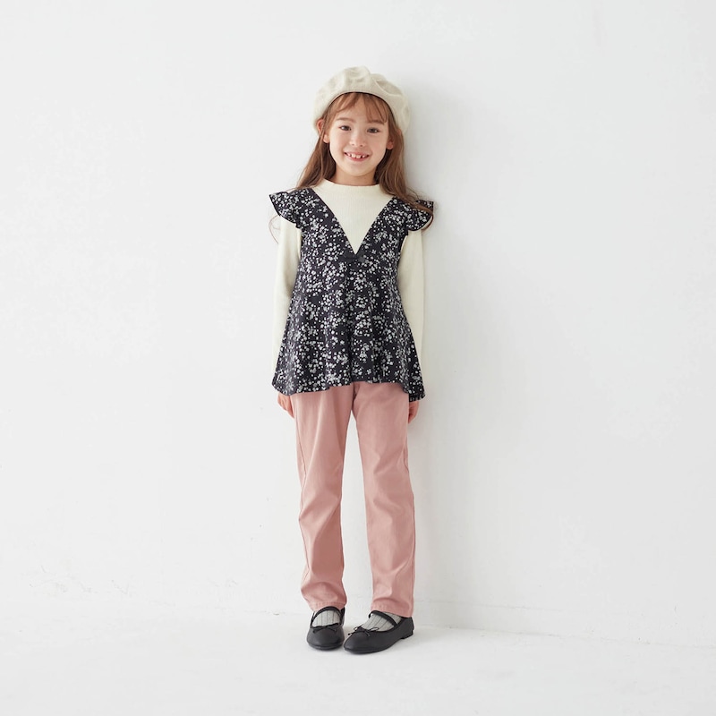 ブラック花柄／モデル身長114cm・110サイズ着用