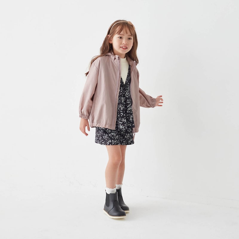 ブラック花柄／モデル身長114cm・110サイズ着用