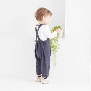 デニット風ネイビー／モデル身長82cm・80サイズ着用