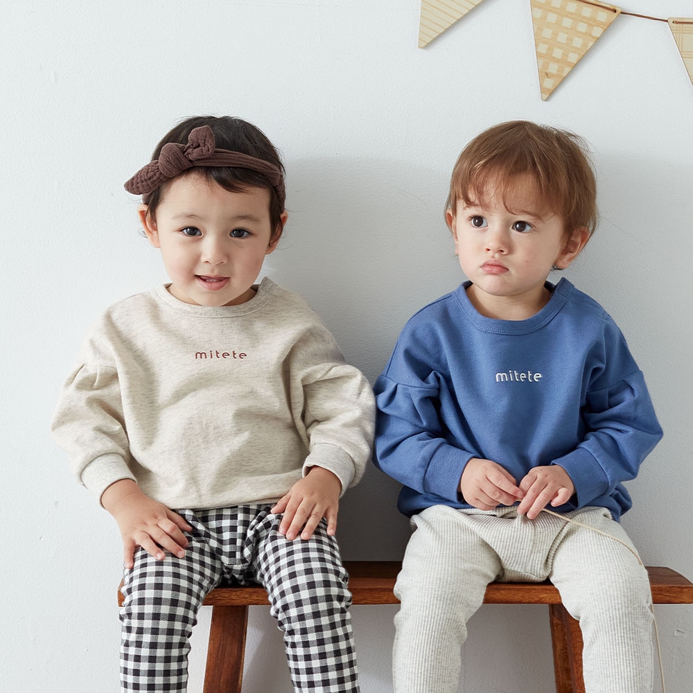 左：モデル身長80cm・80サイズ着用、右：モデル身長78cm・80サイズ着用