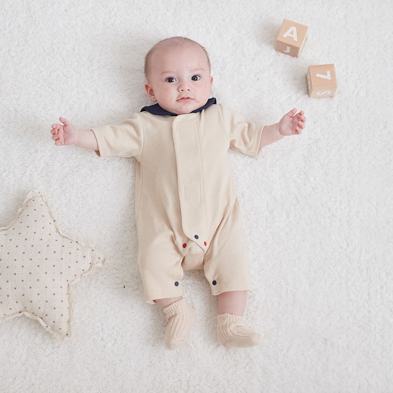 ライトベージュ／モデル身長61.5㎝・60サイズ着用・体重6.2㎏