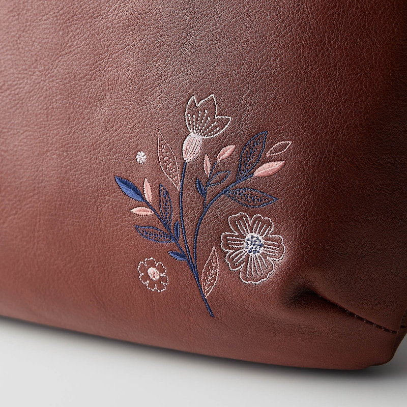 表側には、上品で繊細なお花の刺繍をあしらって。