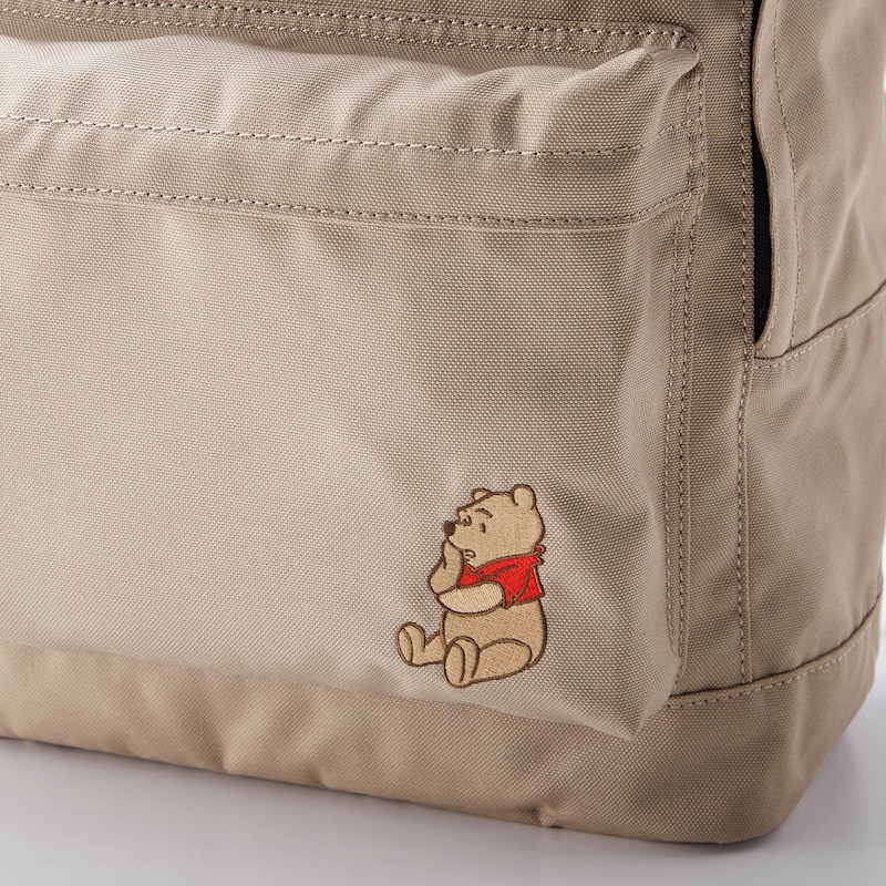 前ポケットにキャラクター刺繍（くまのプーさん）