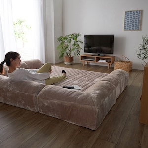 テレビを囲むように置けば、家族みんなでリラックスしながら鑑賞できる／ベージュ・大